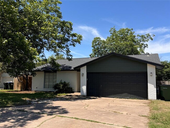 Building Photo - 10110 Woodland Village Dr