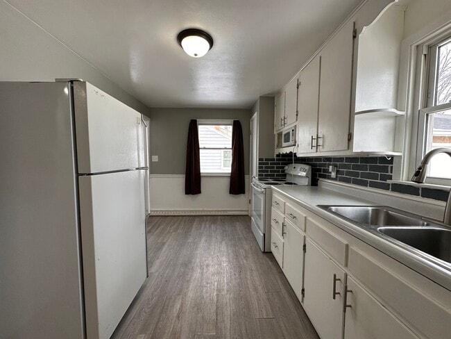 Building Photo - Recently Renovated 3 Bedroom 1 Bath Single Family Home!