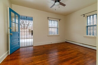 Building Photo - 452 Acequia Madre