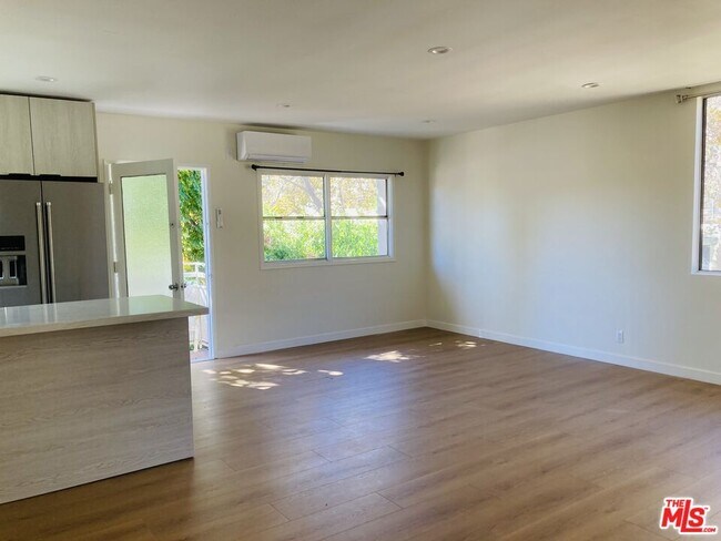 Building Photo - 348 Rexford Dr