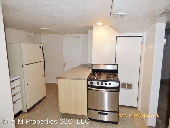 Building Photo - 875 E Gregson Ave