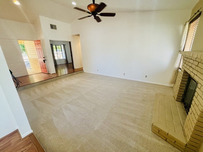 Foto del edificio - Renovated 3 bd, 2 ba in Sky Harbor