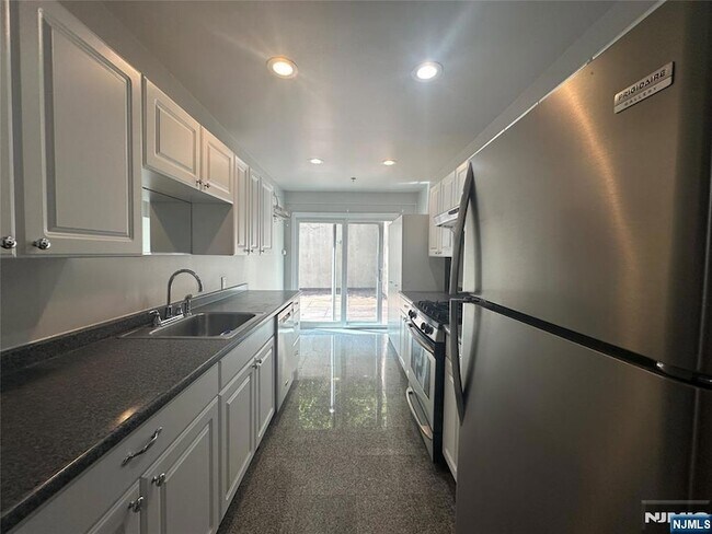 Foto del edificio - 258 Old River Rd