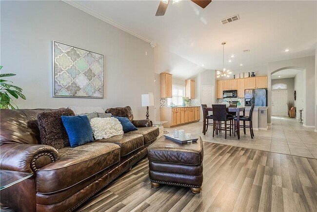 Foto del edificio - 1426 Forest Oaks Ct