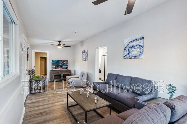 Foto del edificio - 437 Riverfront Dr