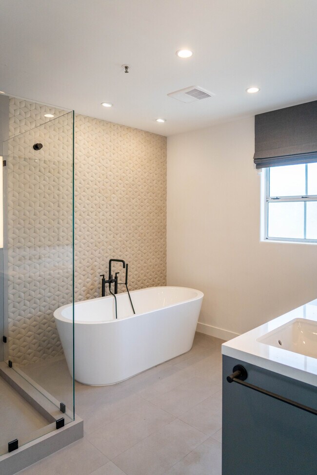 Foto del edificio - 2222 Neilson Way