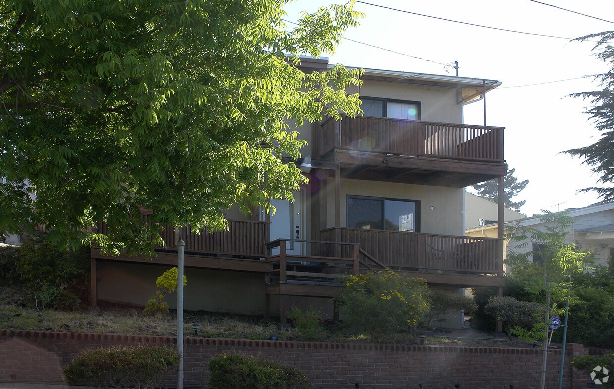Building Photo - 4844 Daisy St