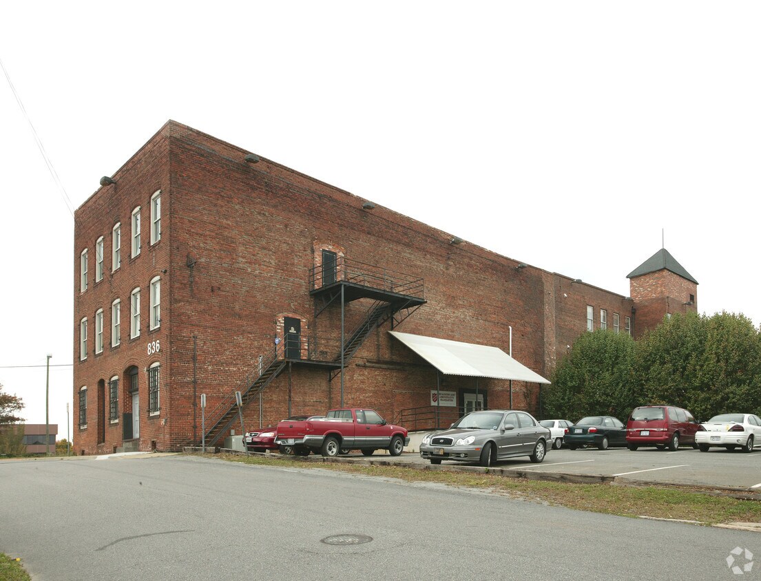Building Photo - 836 Oak Lofts