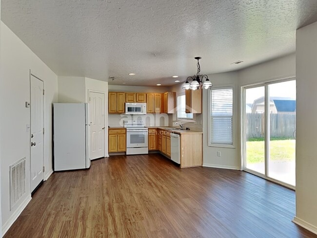 Building Photo - 1285 N Meadowhills Ave