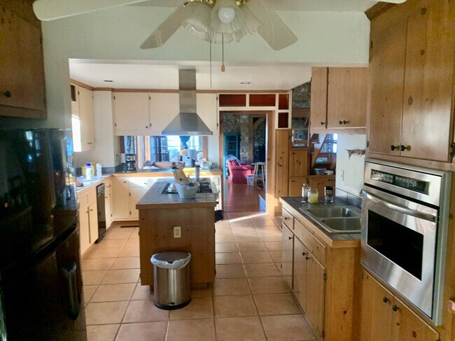 Foto del edificio - 9077 Henderson Ln