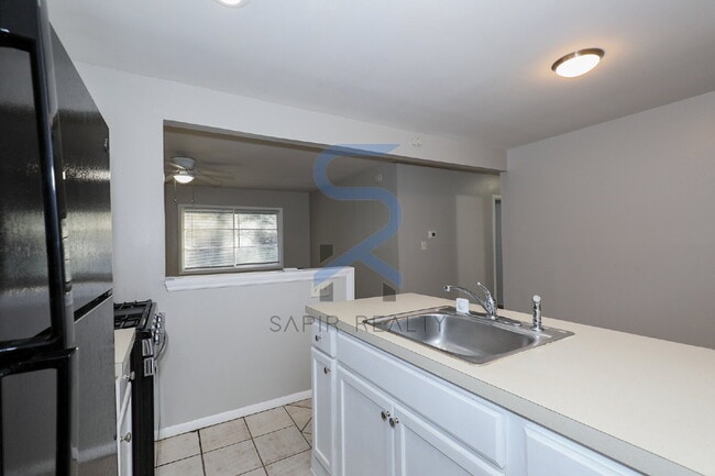 Building Photo - Move-In Special!  Move in on or before Nov...