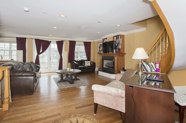 Foto del edificio - 618 Grand St