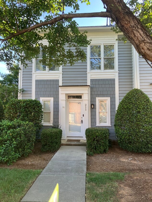 Walk out to restaurants, 3 minute walk to light rail and Dillworth park. - 211 E Park Ave