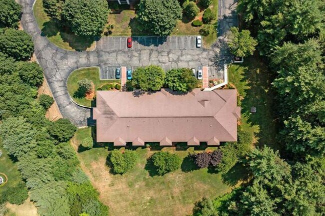 Building Photo - First floor 2 bedroom, 2 bath garden style...