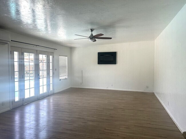 Foto del edificio - 12712 Downey Ave