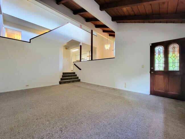 Foto del edificio - For Rent: Split level 4 bedroom, 2 bathroom with 2 car garage in Aiea