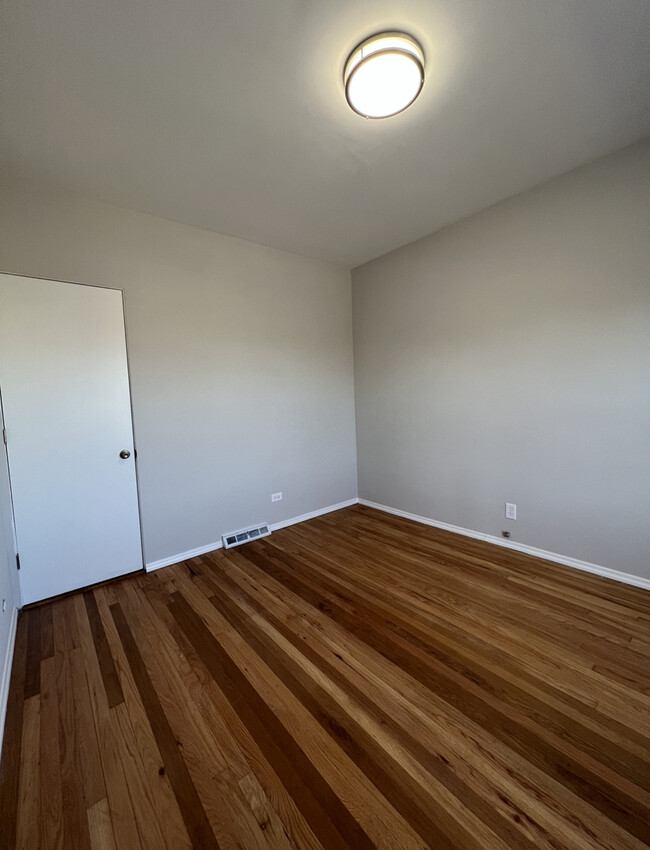 Building Photo - 4528 N Lincoln Ave