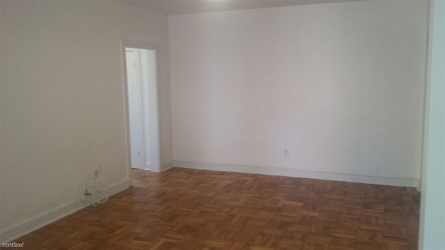 Foto del edificio - 4564 Macarthur Blvd NW