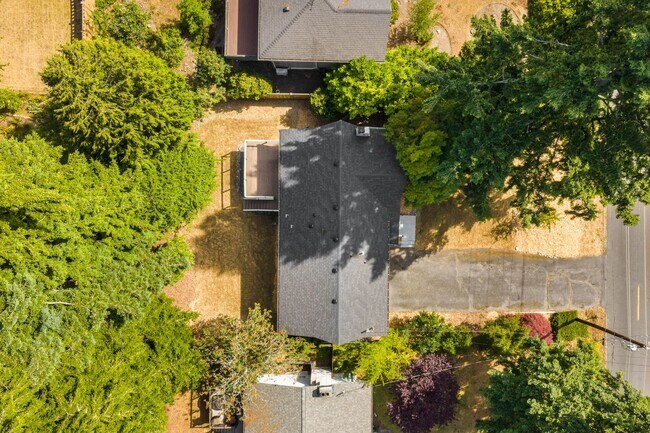 Foto del edificio - Updated Split-Level Home with Flexible Living Spaces & Backyard Deck