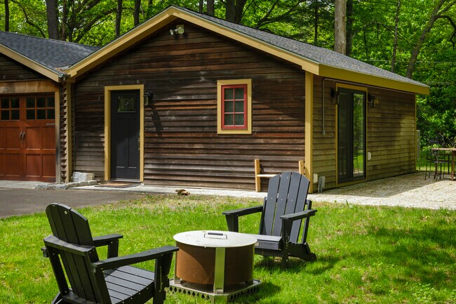 Foto del edificio - 1327 Little Meadow Rd