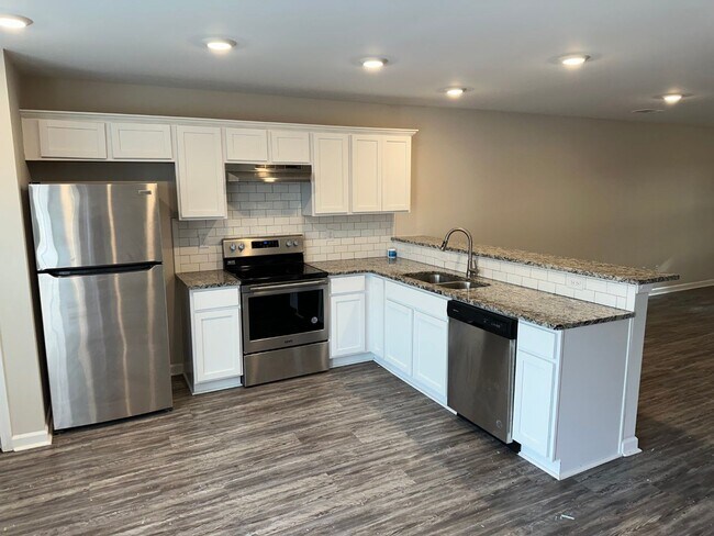 Foto del edificio - Prime location! Minutes to I-85, Fairburn, Union City, Trilith, LVP flooring, newly renovated, pr...