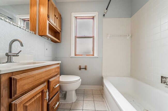 Foto del edificio - Beautiful 3 beds, 1.5 bathroom home with b...