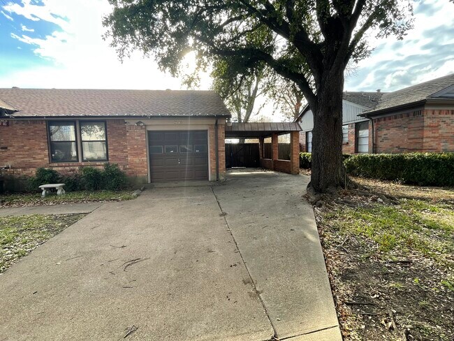 ¡Garaje + cochera y mucho espacio para maniobrar cuando tienes visitas! - 1848 Swan Dr