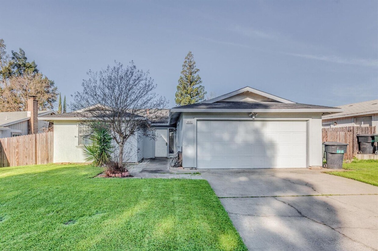 Primary Photo - Beautiful 4/2 home