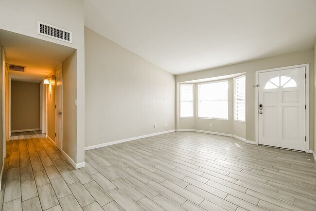 Foto del edificio - 238 E Houston Ave