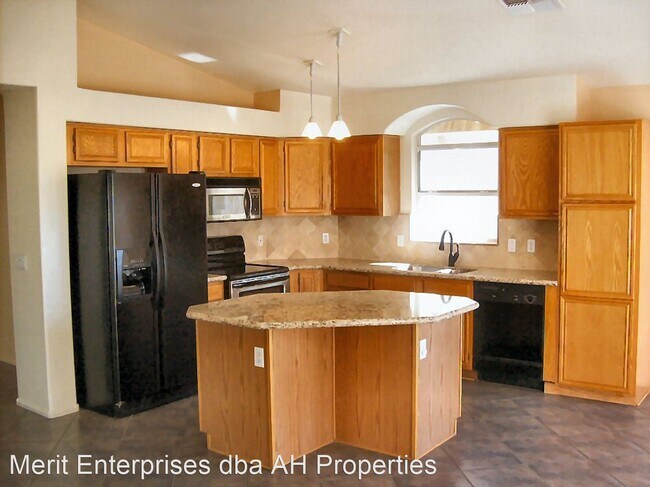 Building Photo - 3 br, 2 bath House - 3233 E MARCONI AVE