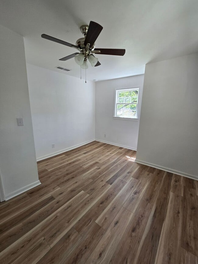 Building Photo - 100 Colonial Dr