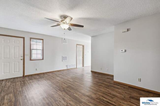 Foto del edificio - 3 bedroom 2 bath duplex - Derby Schools