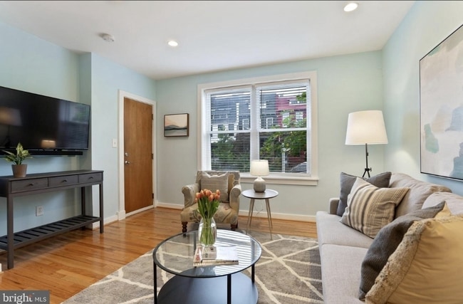 Building Photo - 302 Todd Pl NE