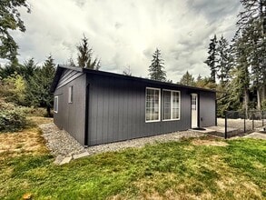 Building Photo - 7515 Grahns Ln NE