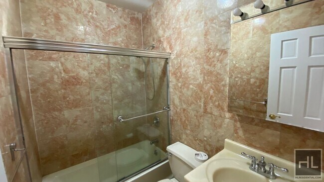 Foto del edificio - Spacious and bright 3-bedroom 2-bath duple...