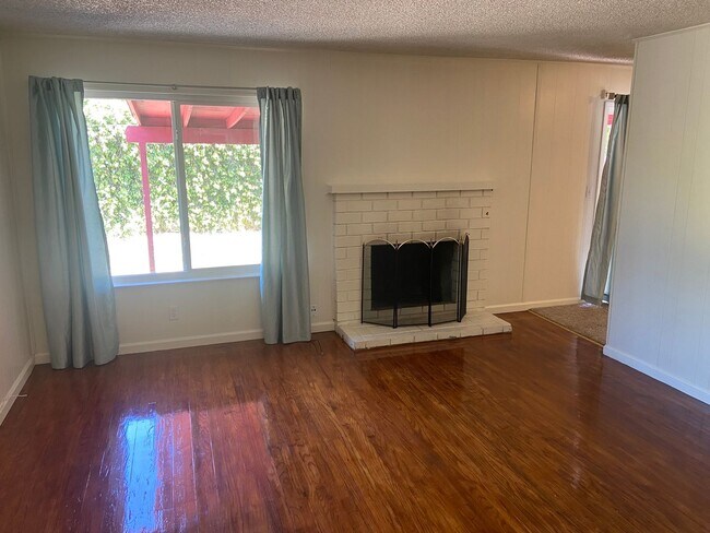 Foto del edificio - Single Story 3 bdrm 2 bath