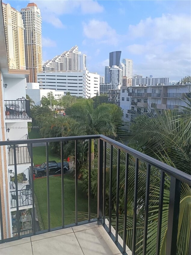 Foto principal - 18100 Atlantic Blvd