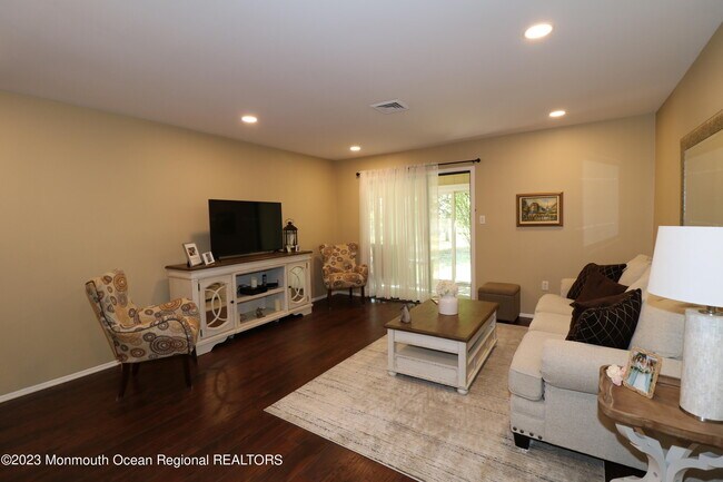Building Photo - 132 Amberly Dr