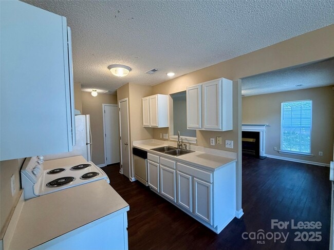 Building Photo - 7037 Breeders Cup Cir
