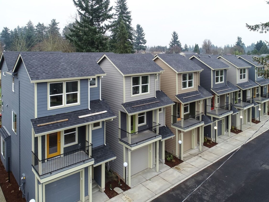 Three-Bedroom Home with Updated Kitchen & Vaulted Ceilings - Three-Bedroom Home with Updated Kitchen & Vaulted Ceilings