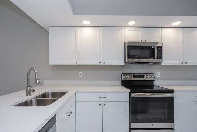 Building Photo - 6006 Crickethollow Dr