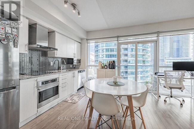 Building Photo - 352 Front St W