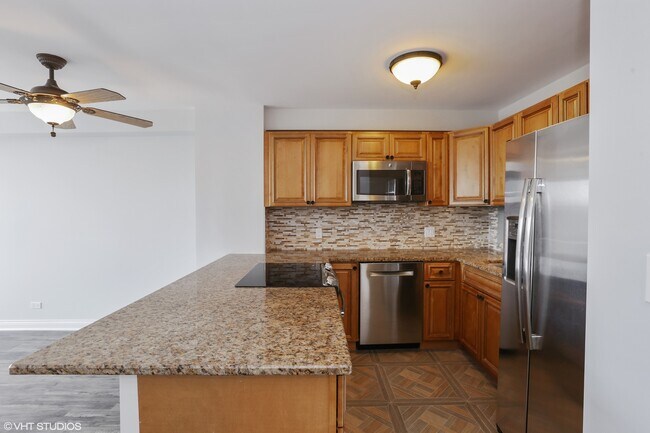 Building Photo - 555 W Cornelia Ave