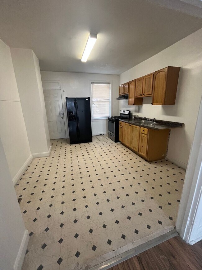 Building Photo - Renovated 3BR / 2BA Townhome for Rent – $1,325/month