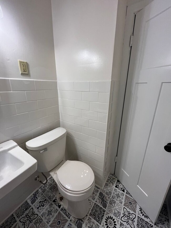 Building Photo - 2 Bedroom, 1.5 bath home in Waterloo