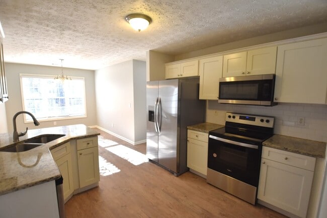 Building Photo - 765 Chapel Hill Dr