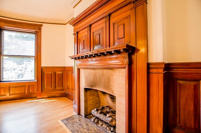 Building Photo - 1015 Beacon St