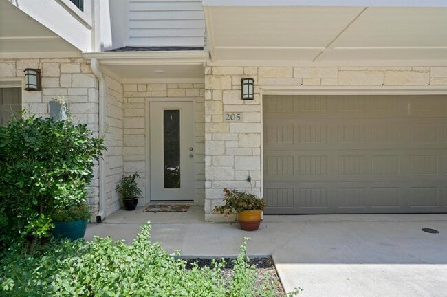 Foto del edificio - 205 Birch Oak Ln