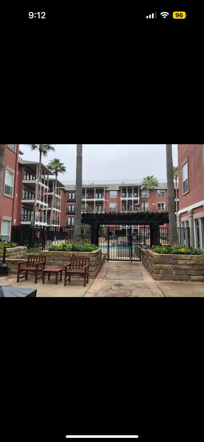 Foto del edificio - 2400 McCue Rd