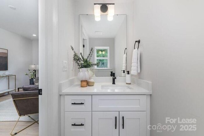 Foto del edificio - Brand New 3BR 3BA Home w/ Fenced Backyard • Quartz Island Kitchen in Charlotte